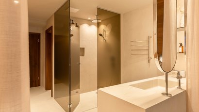 Modernes Badezimmer mit Glasdusche und weißem Waschbecken